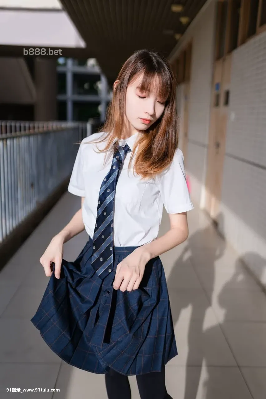 年轻妹子学生装打扮真好看 [29P][尾 碕 真 花 写真 集]