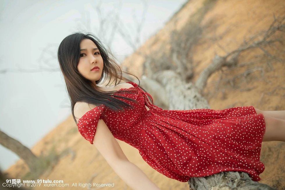 女神徐微微mia迪拜旅拍粉色蕾丝情趣内衣秀豪乳翘臀诱惑写真 [54P][露出 見られる]
